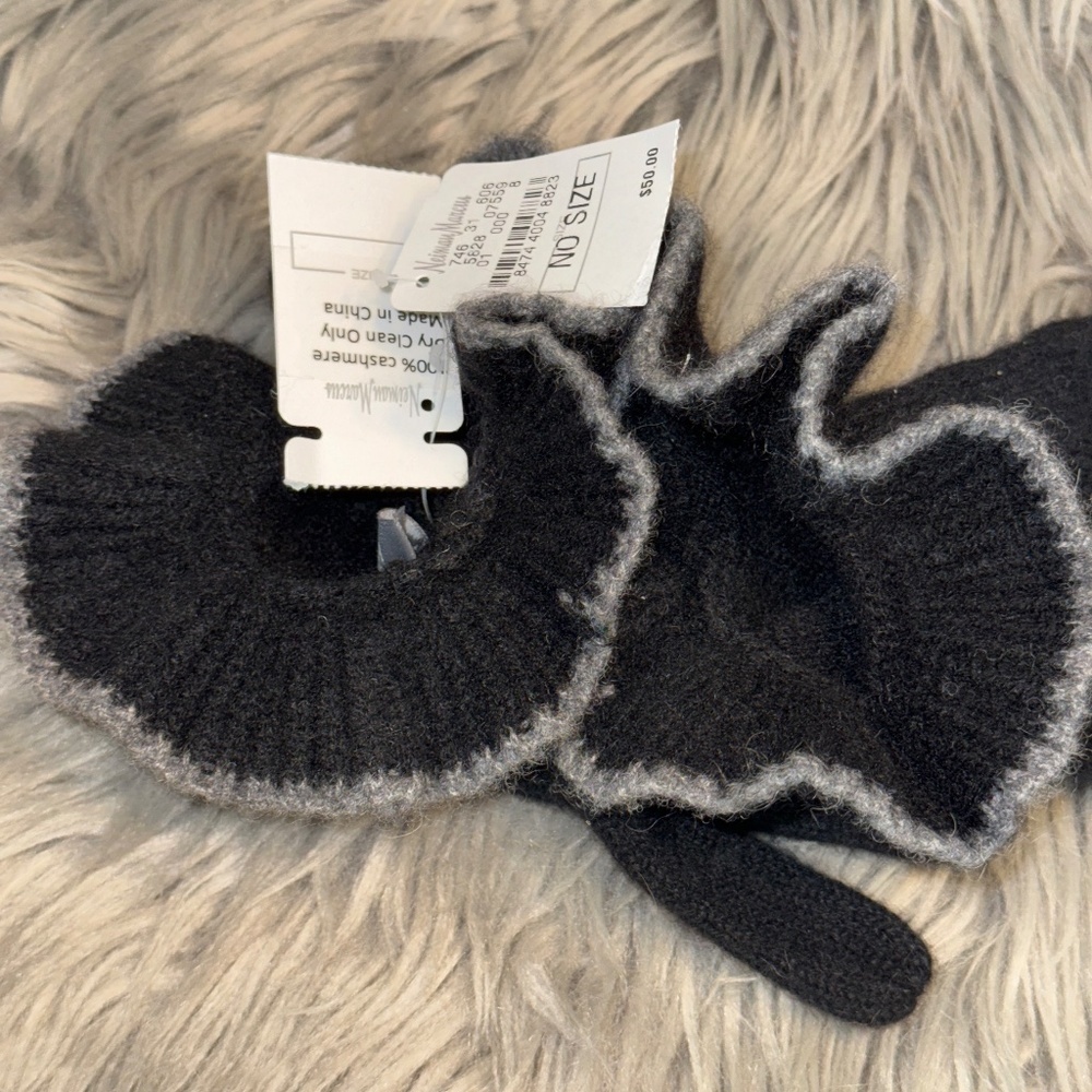 NWT Vintage Neiman Marcus 100% Cashmere Ruffle Hem Black Gloves O/S - Picture 2 of 3